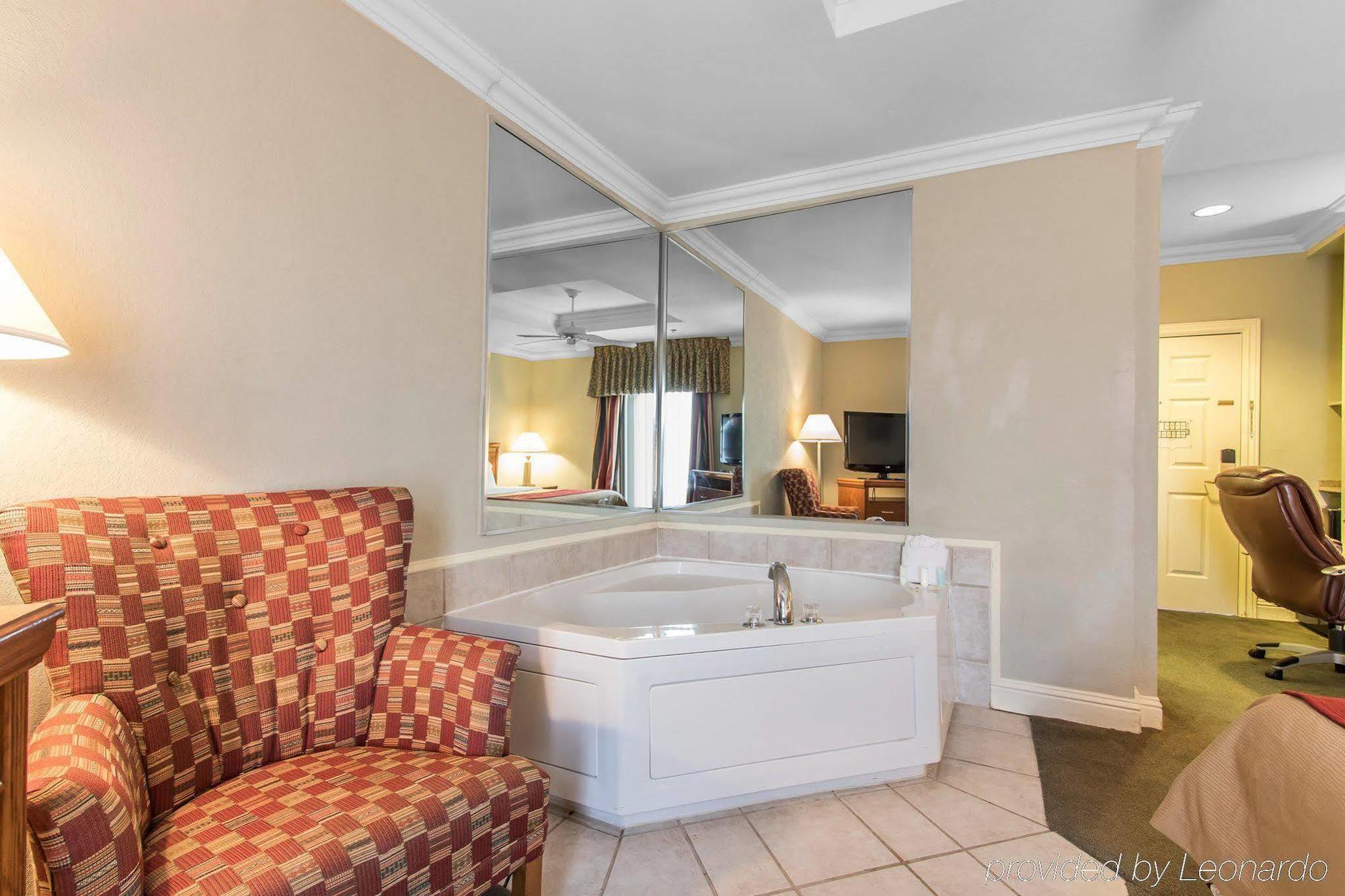 Hotel Comfort At Northwest Expressway