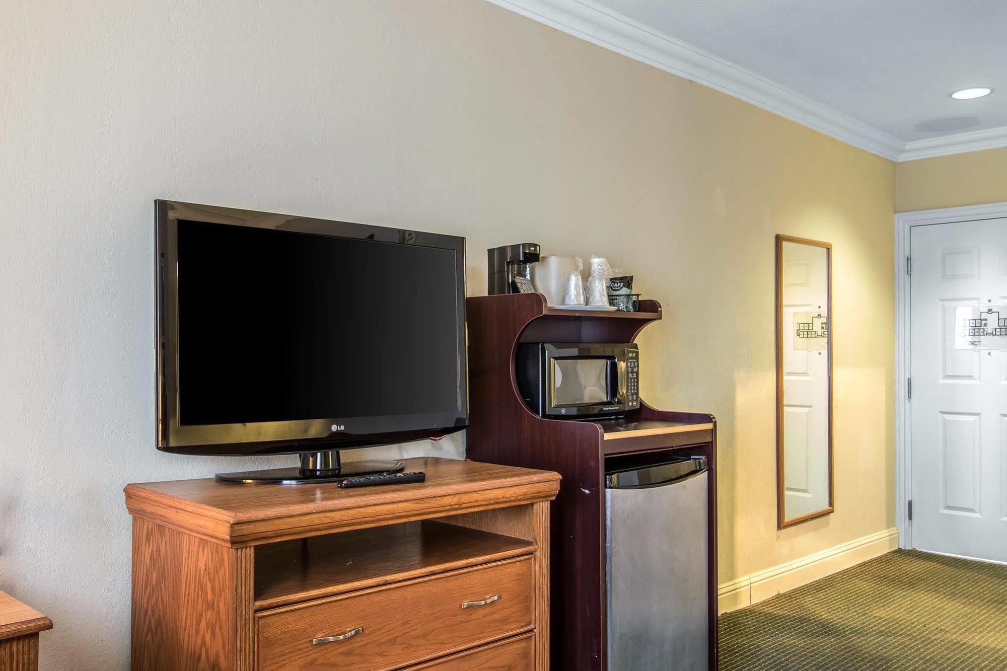 Hotel Comfort At Northwest Expressway